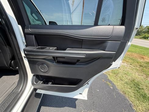 Used 2020 Ford Expedition XLT w/ Equipment Group 202A AWD/4WD image 21