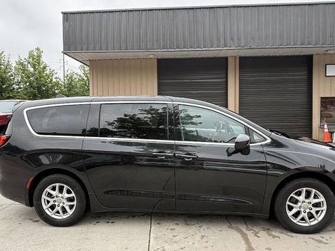 Used 2017 Chrysler Pacifica Touring FWD image 17