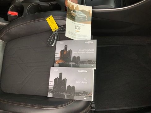 Used 2022 Chevrolet Trax LT w/ LT Convenience Package image 17