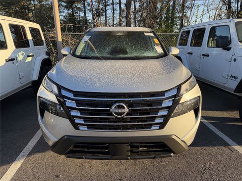 Used 2025 Nissan Rogue SV image 3