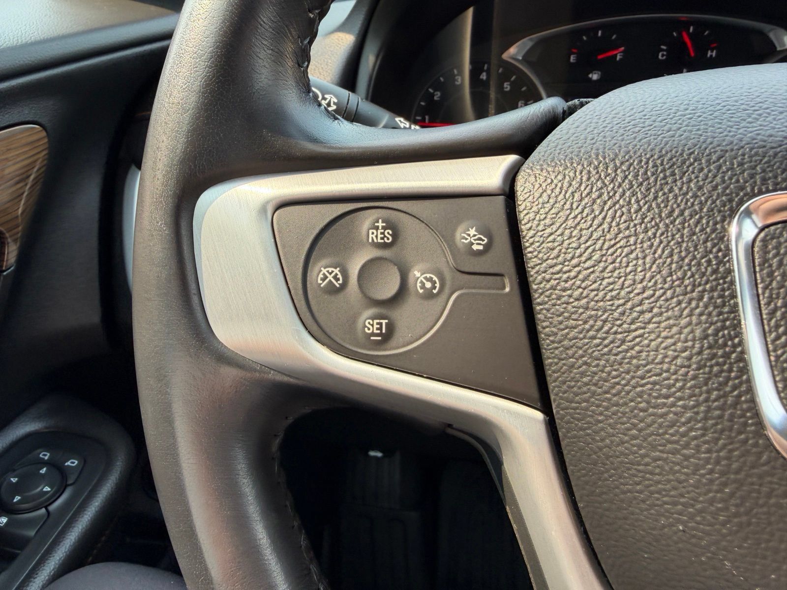 Used 2020 GMC Terrain SLE w/ Driver Convenience Package FWD image 14
