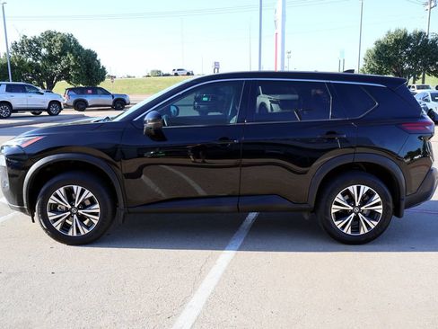 Used 2021 Nissan Rogue SV FWD image 2