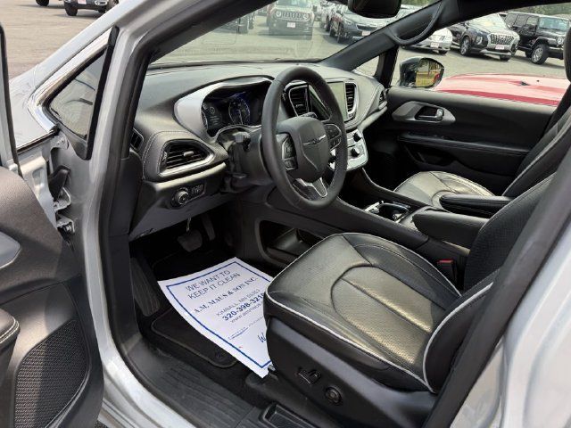 Used 2026 Chrysler Pacifica Limited FWD image 10