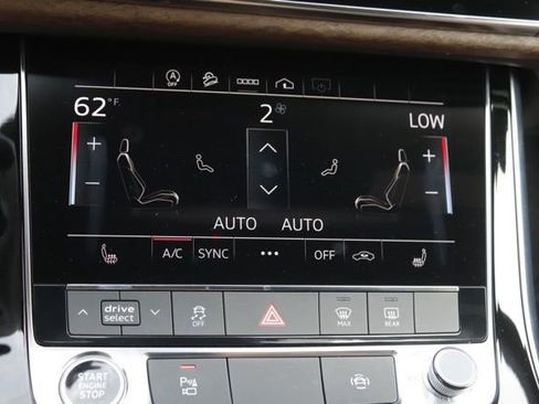 Used 2024 Audi Q8 Premium image 29