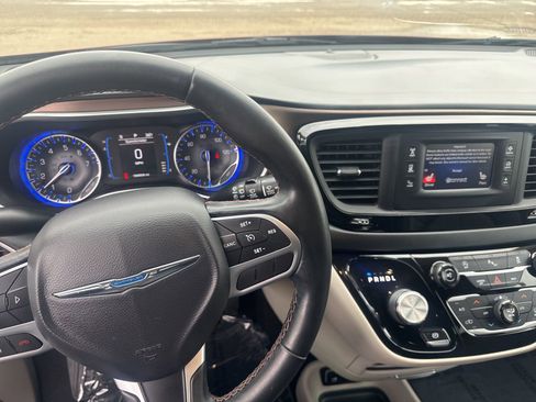 Used 2017 Chrysler Pacifica Touring-L image 20