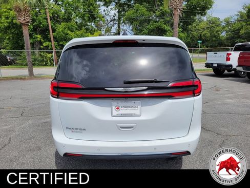 Used 2023 Chrysler Pacifica Touring-L FWD image 4