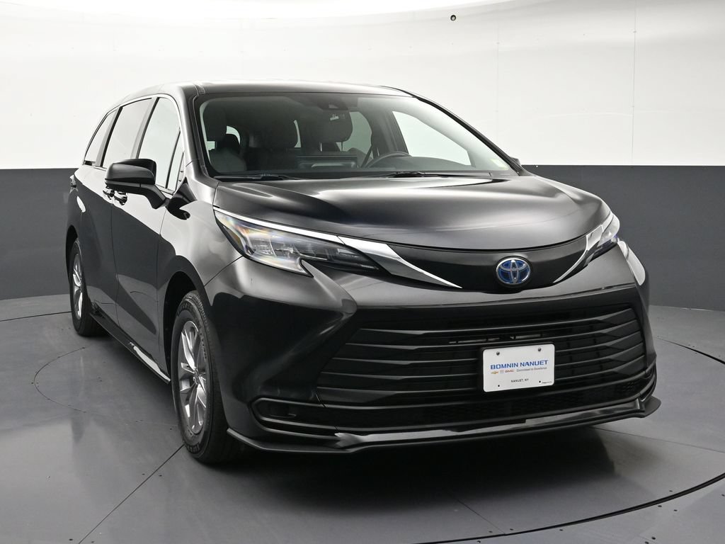 Used 2025 Toyota Sienna LE AWD/4WD image 7