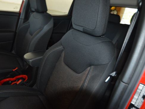 Used 2023 Jeep Renegade Latitude AWD/4WD image 28