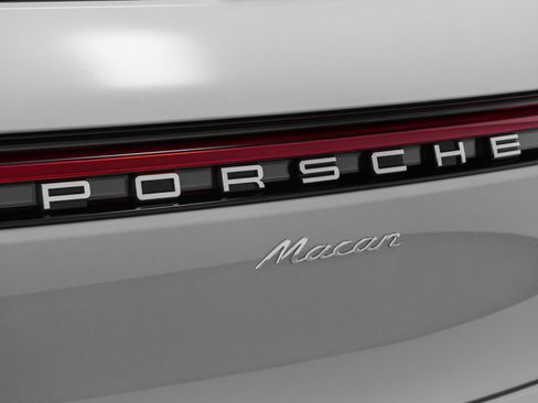 Used 2025 Porsche Macan image 21