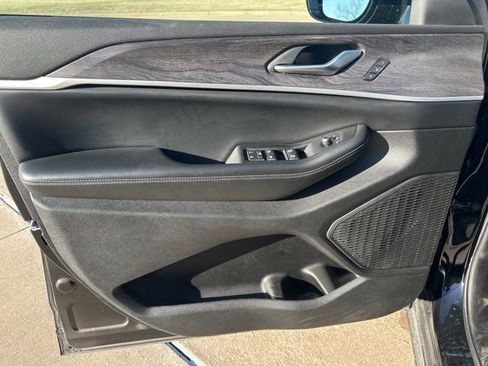 Used 2024 Jeep Grand Cherokee Limited image 13