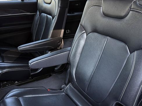 Used 2023 Jeep Grand Cherokee L Limited w/ Black Appearance Package AWD/4WD image 32