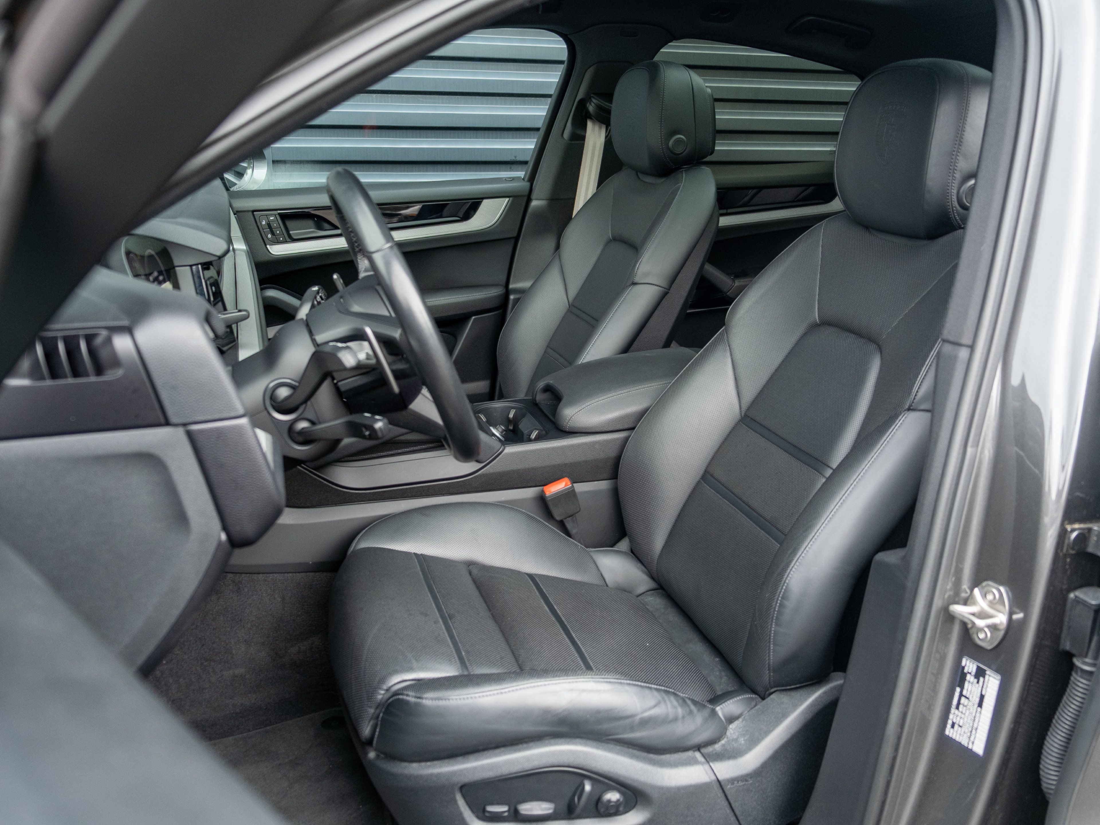 Used 2024 Porsche Cayenne Coupe AWD/4WD image 5