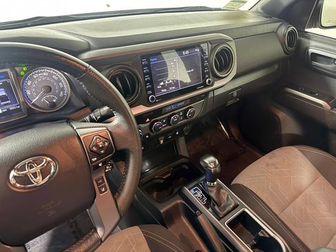 Used 2022 Toyota Tacoma TRD Off-Road AWD/4WD image 16