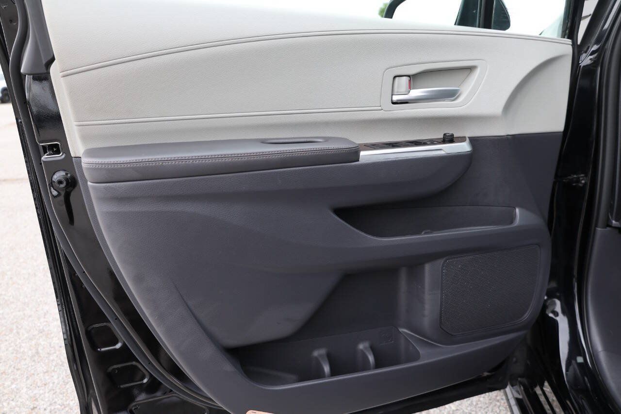 Used 2021 Toyota Sienna XLE FWD image 12