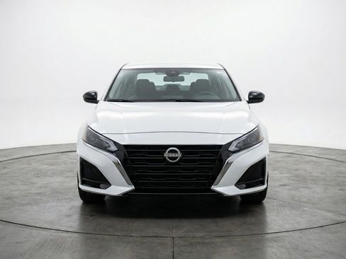 Used 2025 Nissan Altima 2.5 SV image 2
