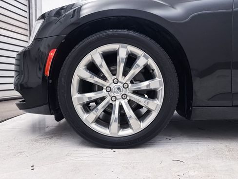Used 2018 Chrysler 300 Limited image 10