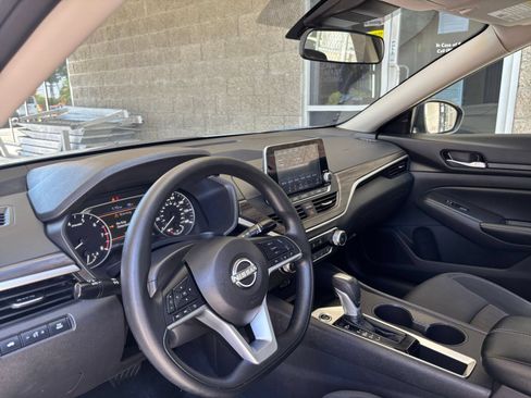 Used 2025 Nissan Altima 2.5 SV FWD image 35