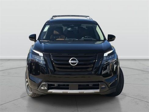 New 2025 Nissan Pathfinder Platinum image 2