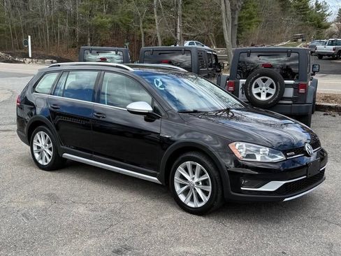 Used 2017 Volkswagen Golf Alltrack S image 2