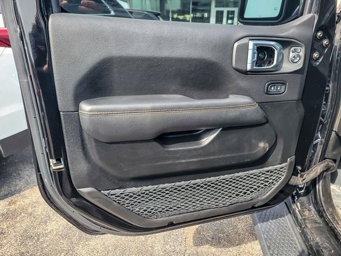 Used 2022 Jeep Wrangler Unlimited Sahara AWD/4WD image 18