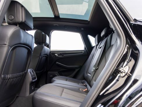 Certified 2025 Porsche Macan image 39