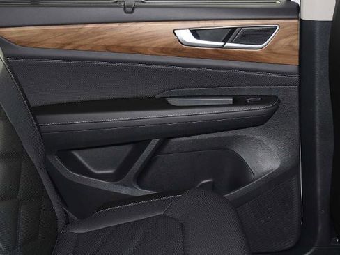 Used 2025 Volkswagen Atlas SE image 27