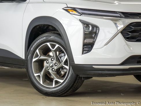 Used 2025 Chevrolet Trax LT w/ LT Convenience Package image 4