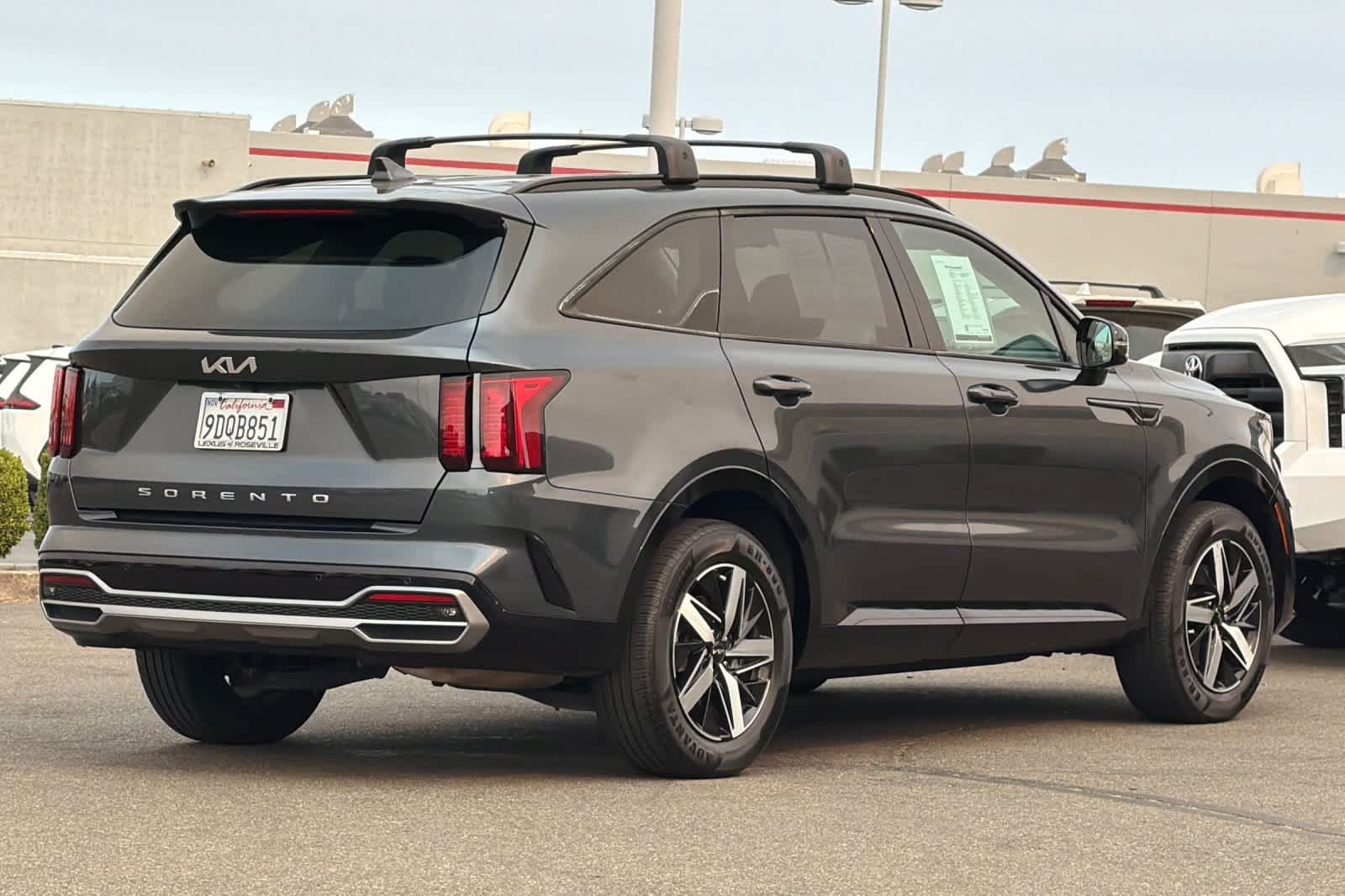 Used 2022 Kia Sorento S FWD image 2