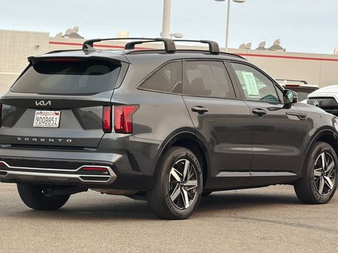 Used 2022 Kia Sorento S FWD image 2