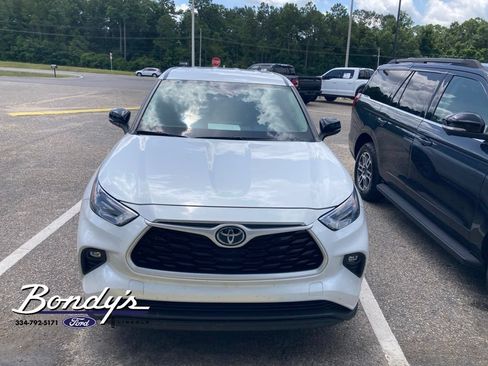 Used 2023 Toyota Highlander LE FWD image 2