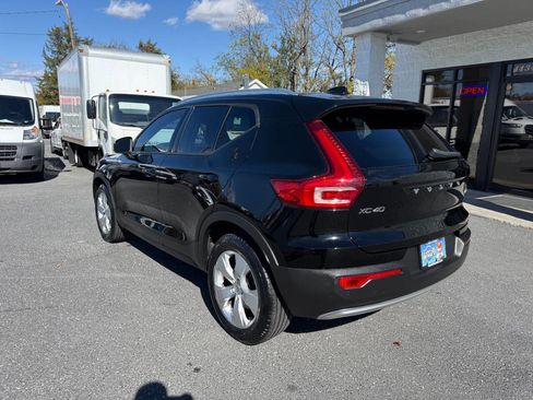 Used 2021 Volvo XC40 T5 Momentum image 2