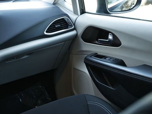 Used 2022 Chrysler Voyager LX image 28