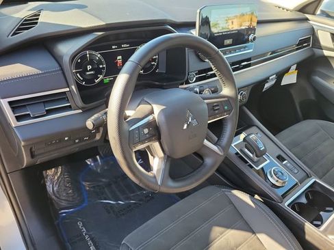 Used 2025 Mitsubishi Outlander SE image 23
