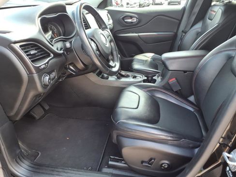 Used 2021 Jeep Cherokee Trailhawk image 7