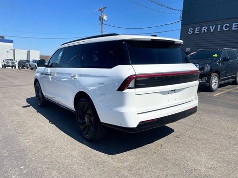 Used 2025 Lincoln Navigator Reserve w/ Jet Appearance Package AWD/4WD image 3