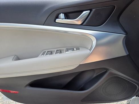 Used 2022 Genesis G70 2.0T RWD image 33