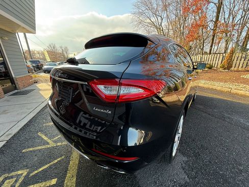 Used 2019 Maserati Levante GranLusso image 6