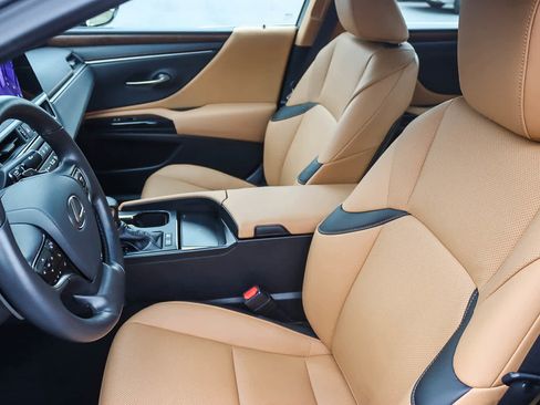 Certified 2025 Lexus ES 300h w/ Premium Package image 17