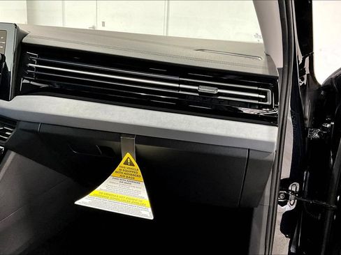 Used 2025 Volkswagen Jetta SE image 19