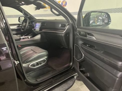 Used 2025 Jeep Wagoneer L Series II w/ 8-pass Seating Package AWD/4WD image 12