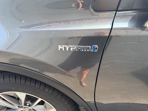 Used 2017 Toyota RAV4 XLE image 4