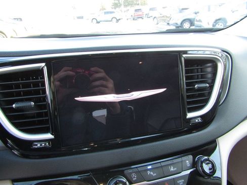 Used 2023 Chrysler Pacifica Touring-L image 14
