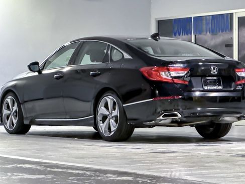 Used 2020 Honda Accord Touring image 3