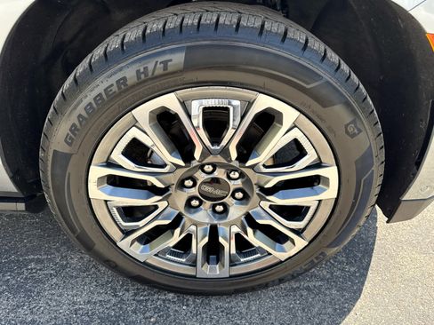 Used 2023 GMC Yukon XL Denali Ultimate AWD/4WD image 9