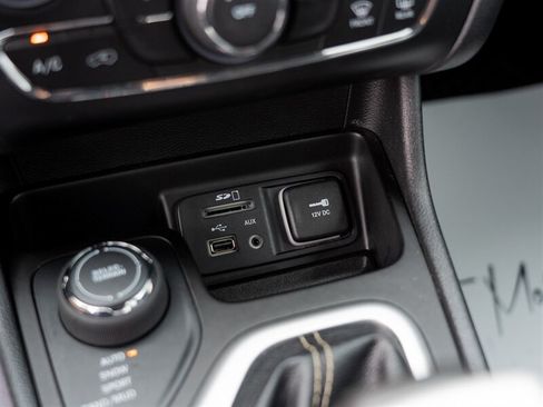 Used 2018 Jeep Cherokee Latitude Plus w/ Cold Weather Group AWD/4WD image 39