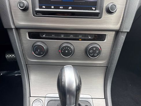 Used 2017 Volkswagen Golf Wolfsburg Edition image 22