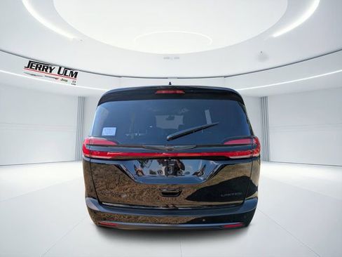 New 2026 Chrysler Pacifica Limited w/ S Appearance Package image 4