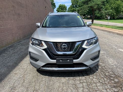 Used 2019 Nissan Rogue SV FWD image 2