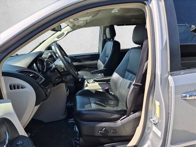 Used 2014 Chrysler Town & Country Touring-L w/ Driver Convenience Group FWD image 15