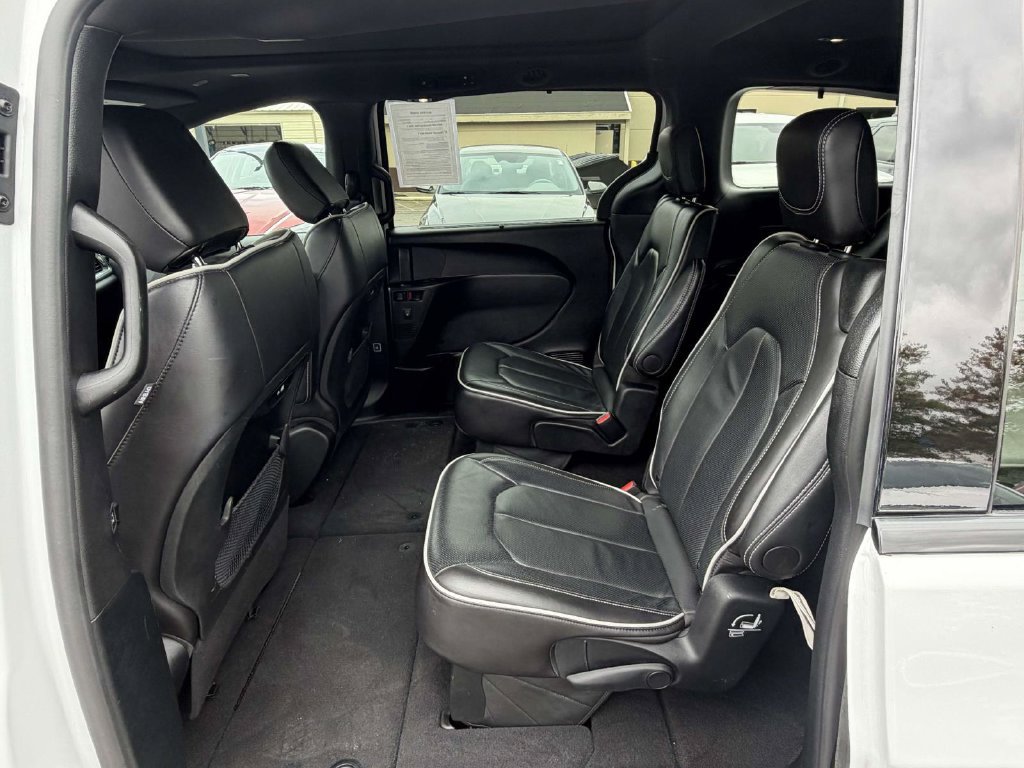 Used 2025 Chrysler Pacifica Limited FWD image 16